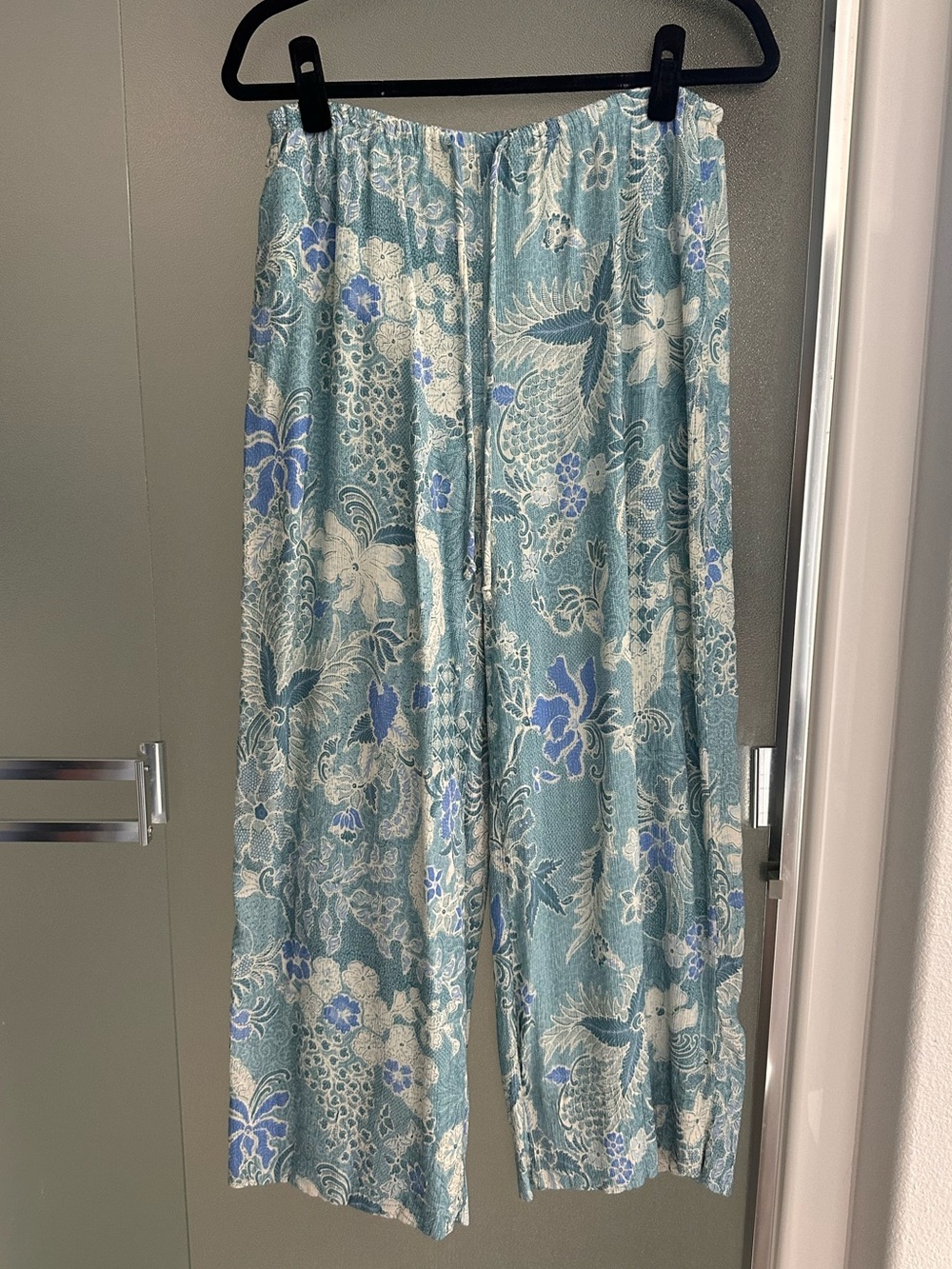 Women’s Abercrombie & Fitch Blue Floral Flowy Wide-Leg Pants - S short